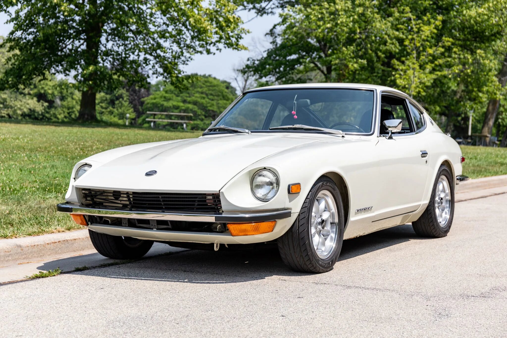 1972 Datsun 240Z White Coupe – Muscle Vintage Cars